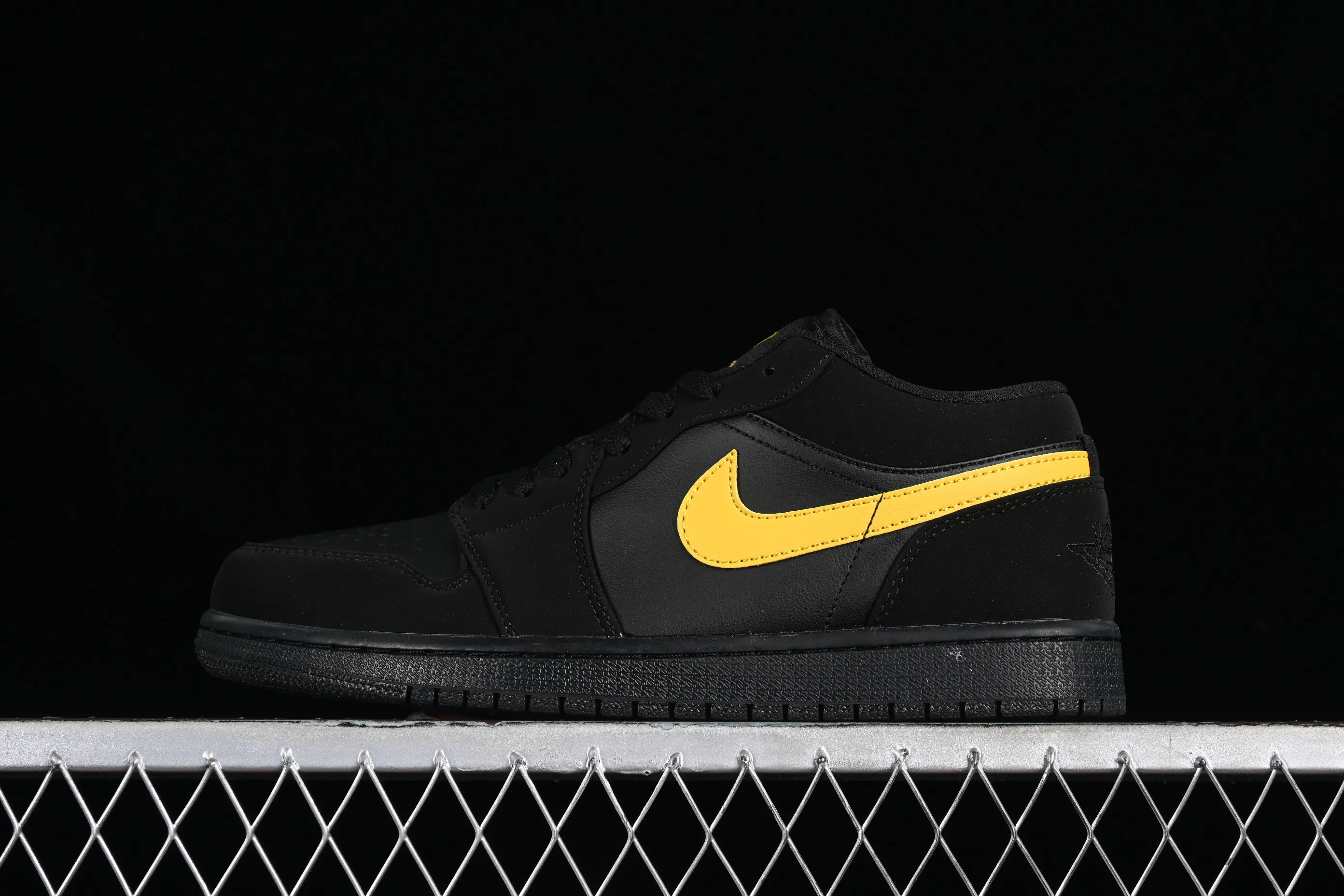 All categories Air Jordan Jordan series basketball shoes Air Jordan 1 Low Z version Air Jordan 1 Low AJ1 Joe 1 black gold hook low-top cultural leisure sports sneakers 553558-071